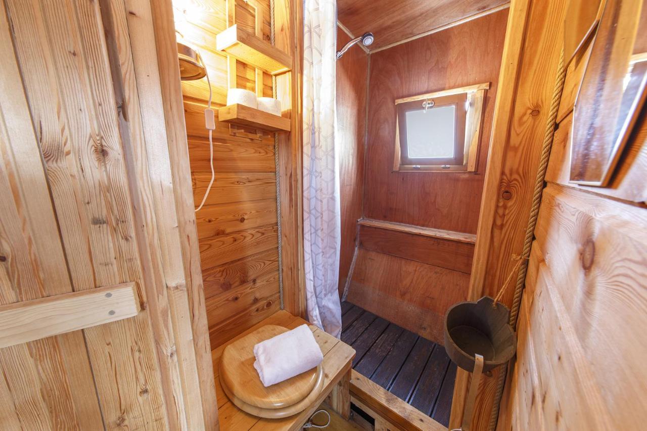 Logement Insolite La Toue Cabanee Centre Ville アンジェ エクステリア 写真